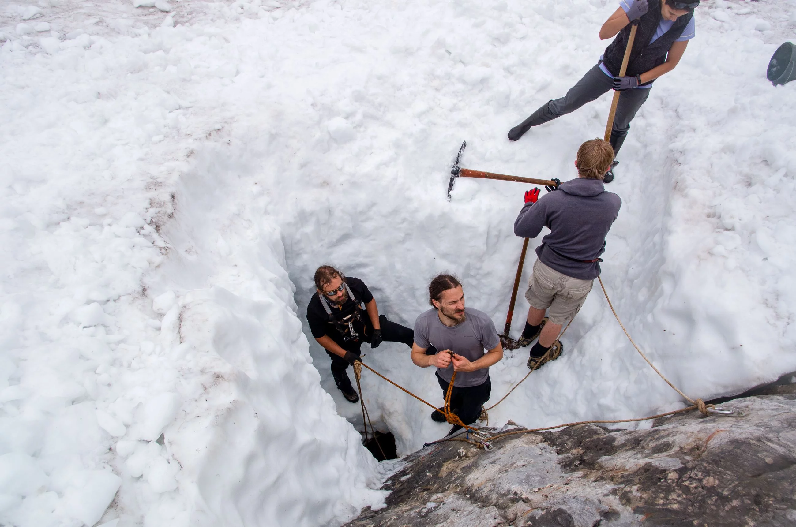 Na początku wyprawy w Dachstein, która rozpoczęła się pod koniec sierpnia, wejście na WUG o wysokości 2001 m zostało ukryte pod około 7 metrami śniegu. Axel Hack i jego koledzy przedostali się przez tę warstwę, by dostać się do ukrytego przejścia.