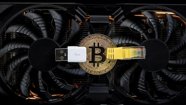 moneta bitcoin na tle karty graficznej