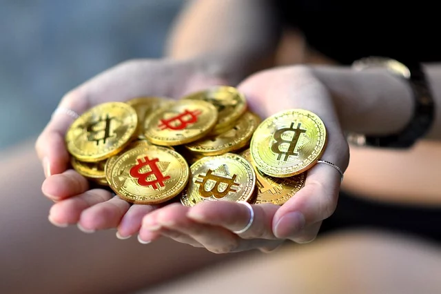 garść monet bitcoin w kobiecych dłoniach
