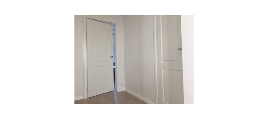 Drzwi wewnętrzne z MDF malowane w kolorze białym - zdjęcie