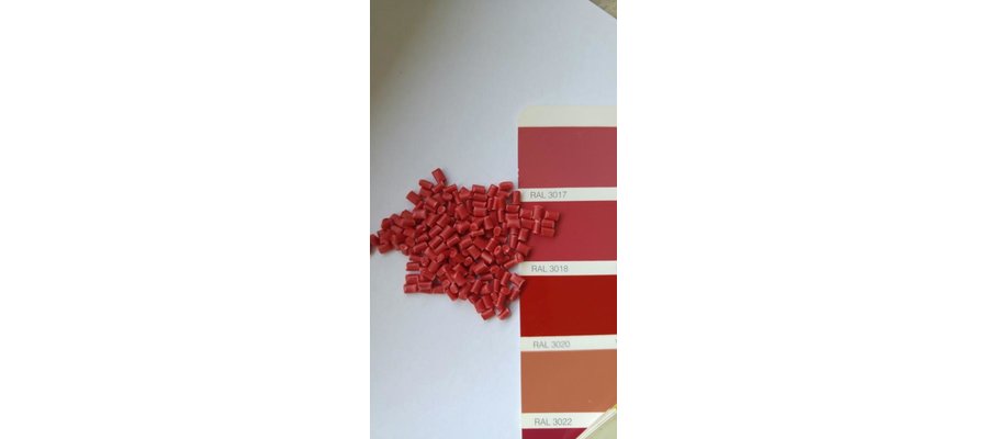 Czerwony przemiał lub regranulat  polistyrenu - zdjęcie