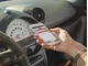 Kontrola z telefonem w dłoni - zdjęcie