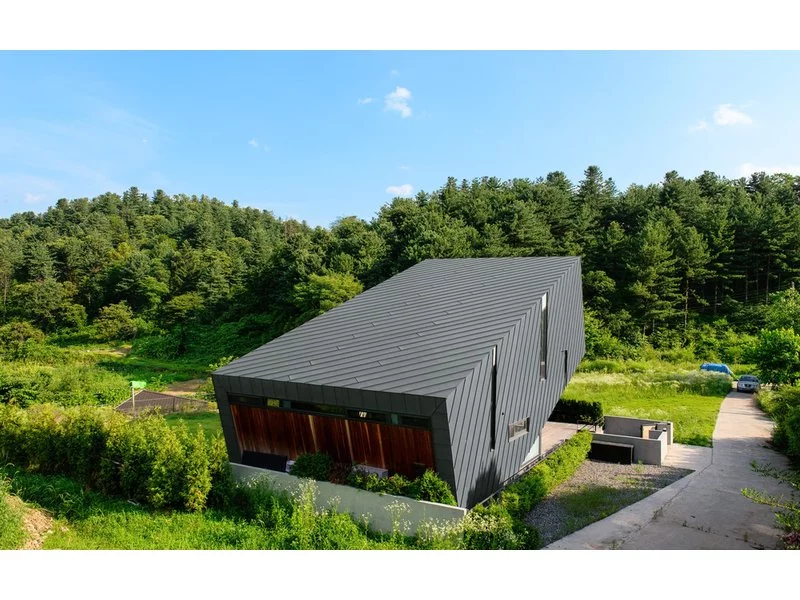 Metalowa elewacja domu jednorodzinnego Suheon-Jung House zdjęcie