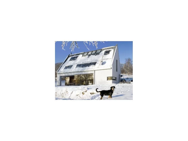 Ciepły i energooszczędny dom zimą zdjęcie
