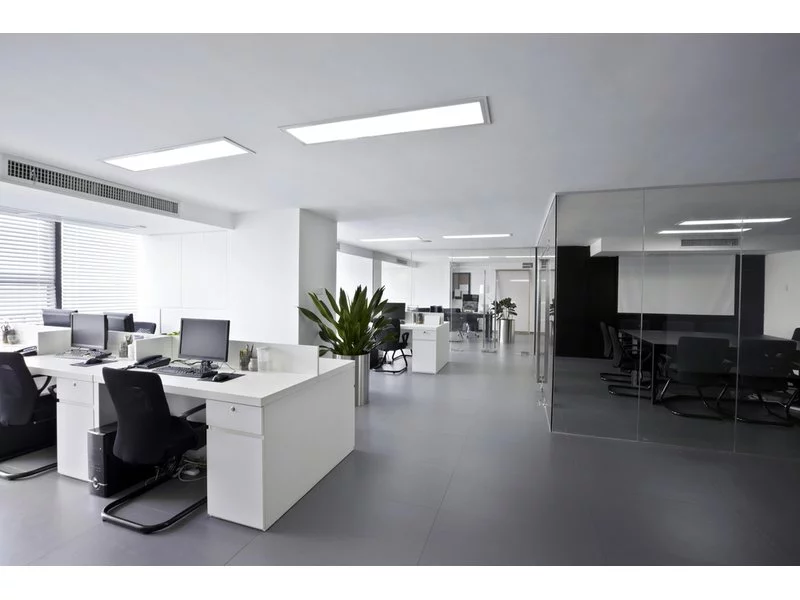 Oświetlenie biurowe: jak korzystać z niego oszczędnie? zdjęcie