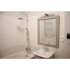 Marsylia - łazienka urządzona na bazie stylu architektonicznego Pałacu Longchamp - zdjęcie