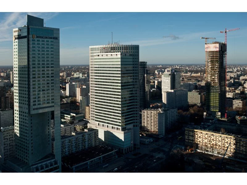 Zawisła wiecha na wieżowcu Cosmopolitan Twarda 2/4 w Warszawie zdjęcie