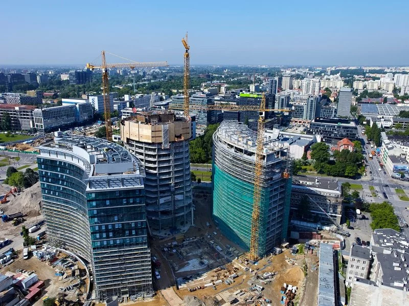 Budynek wieżowy Warsaw Spire właśnie przerósł  dwa niższe biurowce – ma już 16 pięter - zdjęcie