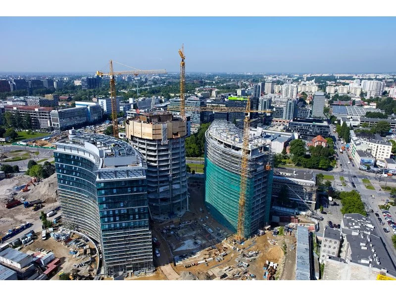 Budynek wieżowy Warsaw Spire właśnie przerósł  dwa niższe biurowce &#8211; ma już 16 pięter zdjęcie