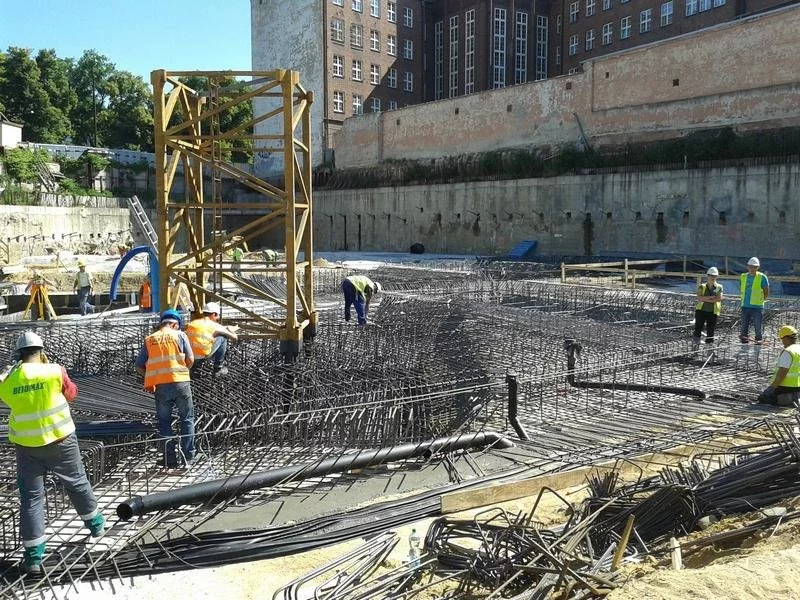 Na budowie OVO Wrocław trwa betonowanie i zbrojenie - zdjęcie