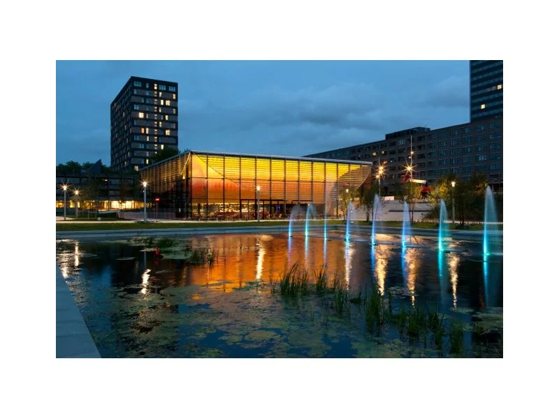 Amerykański czerwony dąb ociepla surową architekturę lat 70. Uniwersytet Erazma w Rotterdamie w nowej odsłonie zdjęcie