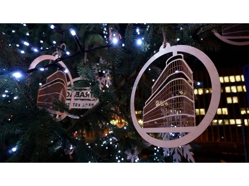 Iluminacja świątecznej choinki na placu budowy biurowca ASTORIA zdjęcie