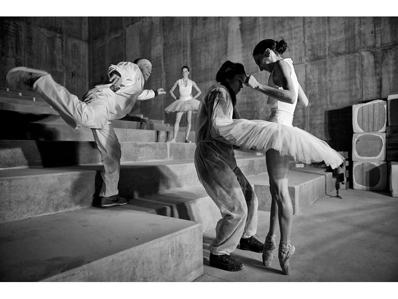 Baletnice i światowej sławy fotograf na budowie Posnanii Niecodzienna sesja zdjęciowa powstającego Centrum zdjęcie
