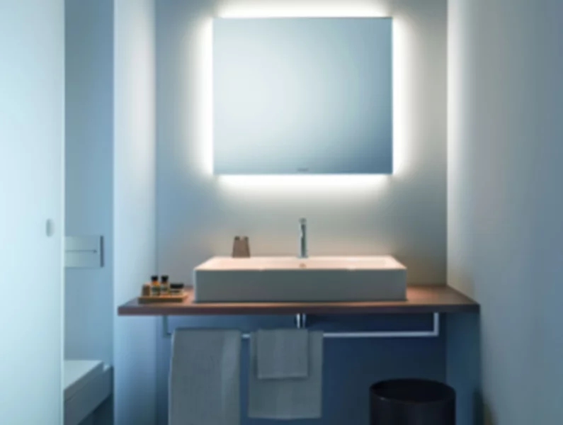 Łazienka dobrze oświetlona – lustra z oświetleniem - zdjęcie