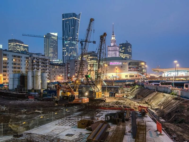 Praca wre na budowie wieżowca Varso w centrum Warszawy - zdjęcie