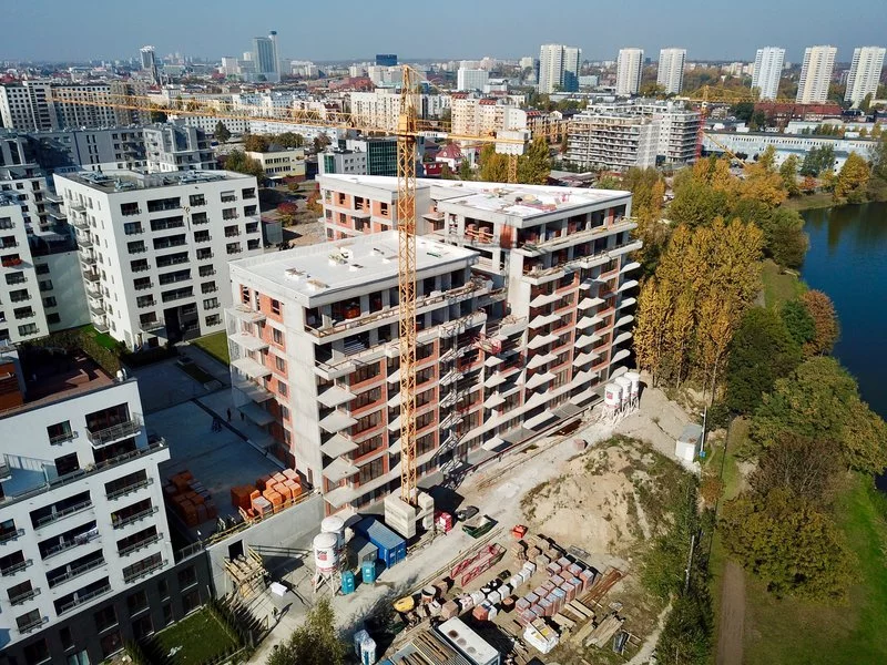 Wiecha zawisła na budowie III etapu osiedla mieszkaniowego Dom w Dolinie Trzech Stawów w Katowicach zdjęcie