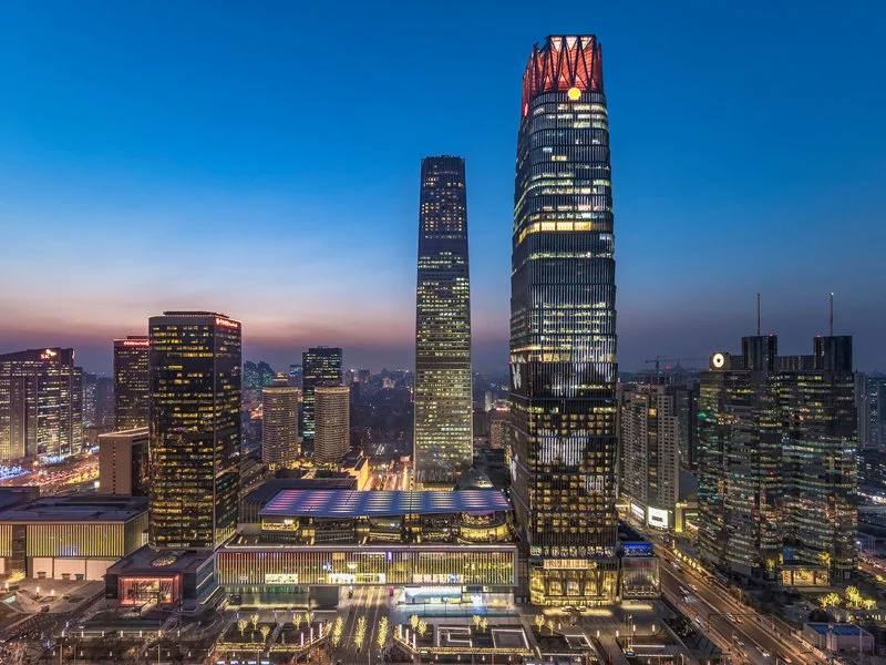 Signify oświetla wieżę China World Trade Center „niewidocznym” światłem - zdjęcie