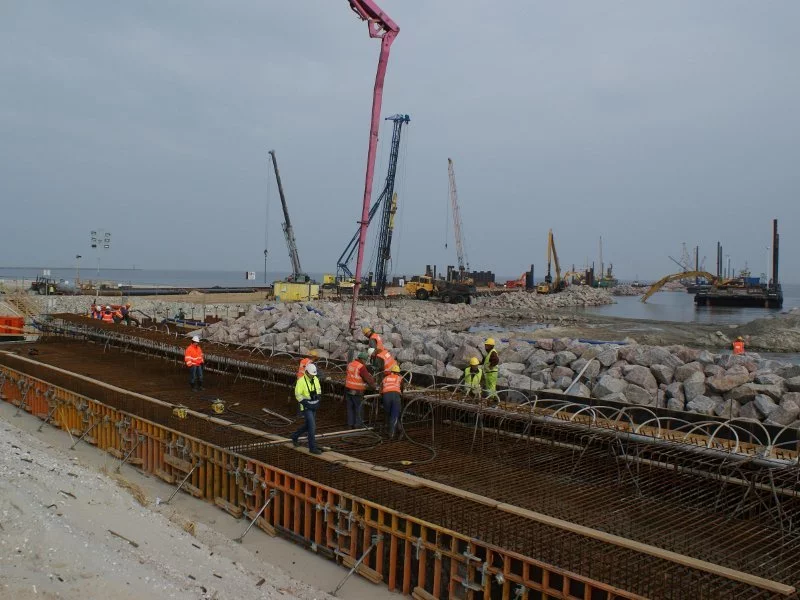 Firma CEMEX Polska będzie dostawcą betonu na potrzeby budowy falochronu osłonowego dla portu zewnętrznego w Świnoujściu - zdjęcie