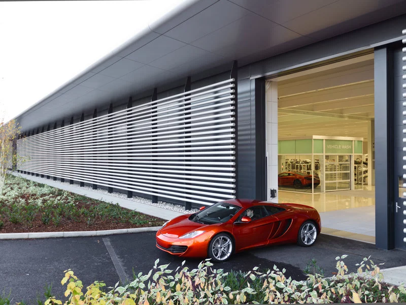 Grupa McLaren oficjalnie otworzyła nowy zakład produkcyjny wyposażony w najnowocześniejsze technologie - zdjęcie
