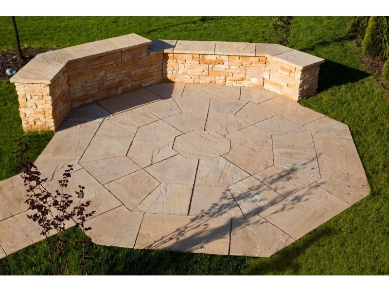 Geometria w ogrodzie &#8211; płyty kamienia ciosanego ośmiobok zdjęcie
