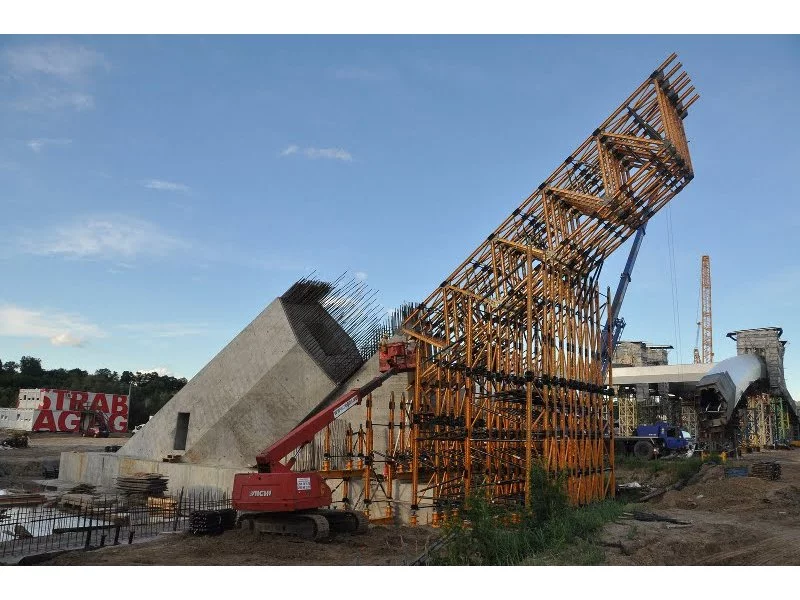 Rosną podpory i łuki nowego mostu w Toruniu zdjęcie
