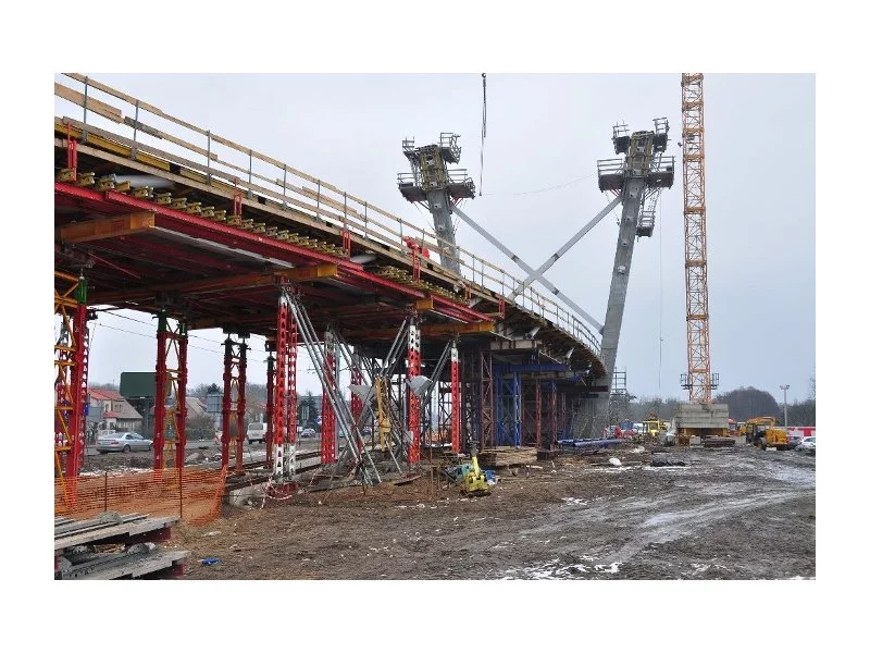 Coraz cieplej na budowie mostu w Toruniu zdjęcie