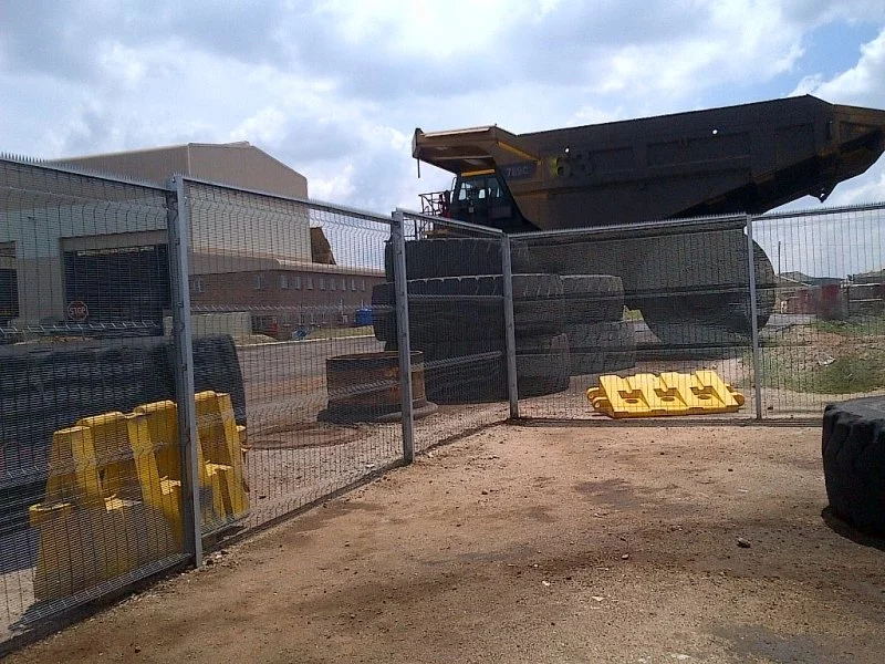Ogrodzenie parku maszynowego kopalni w RPA - zdjęcie