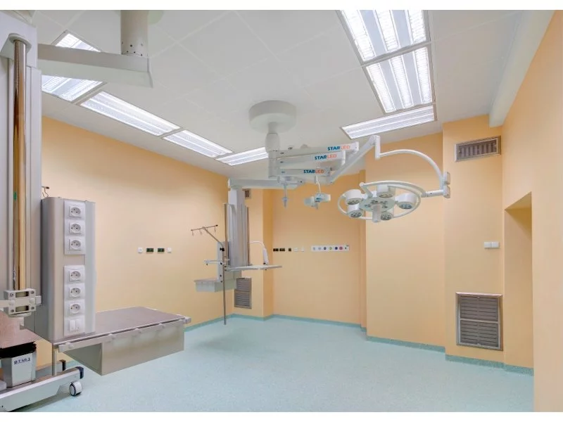 Sufity podwieszane: nowe rozwiązanie marki Rockfon do obiektów medycznych i pomieszczeń clean room zdjęcie
