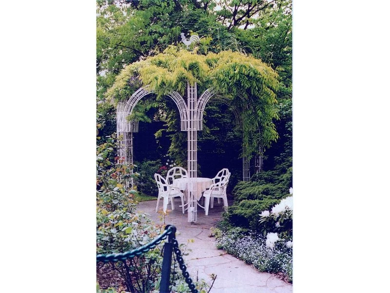 Pergola ogrodowa z paneli zdjęcie