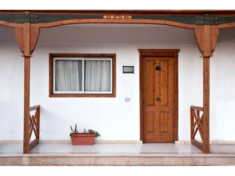 Jak podkreślić szlachetny charakter drewnianych fasad oraz drzwi? zdjęcie