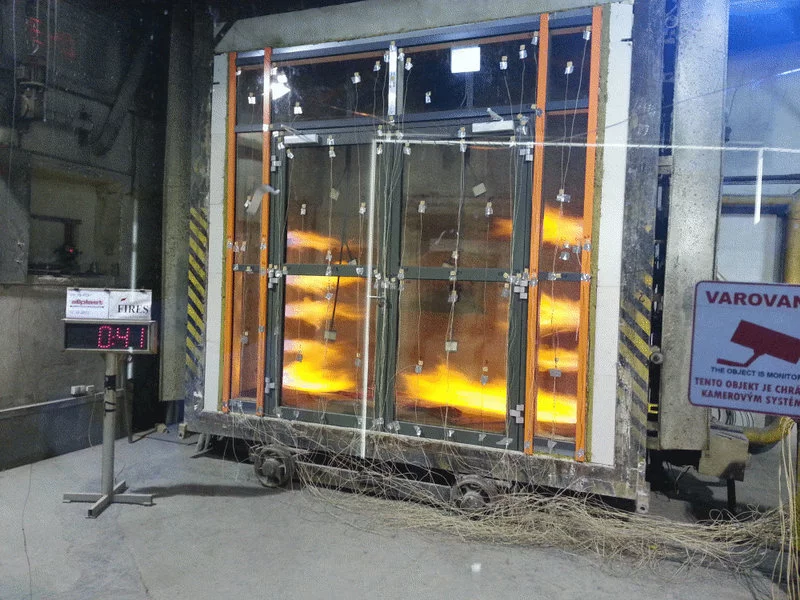 Badanie ogniowe fasada MC Fire + drzwi AF70 zdjęcie