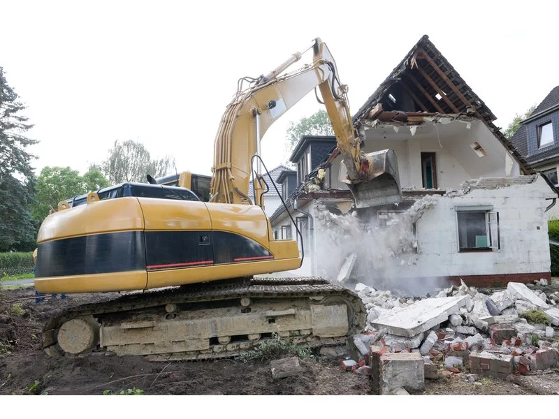 Wyburzanie budynków zawierających azbest &#8211; co trzeba wiedzieć? zdjęcie