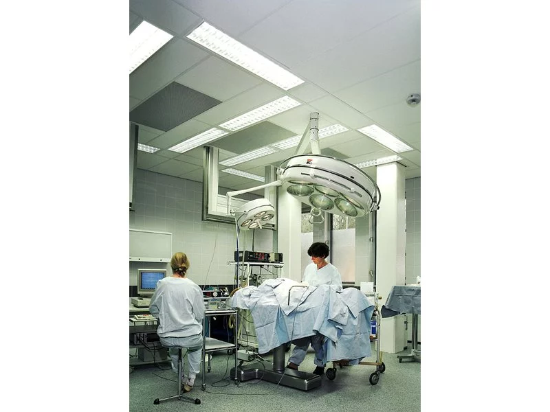 Sufity podwieszane w obiektach medycznych: ważna akustyka, ale i wysokie wymagania sanitarne zdjęcie