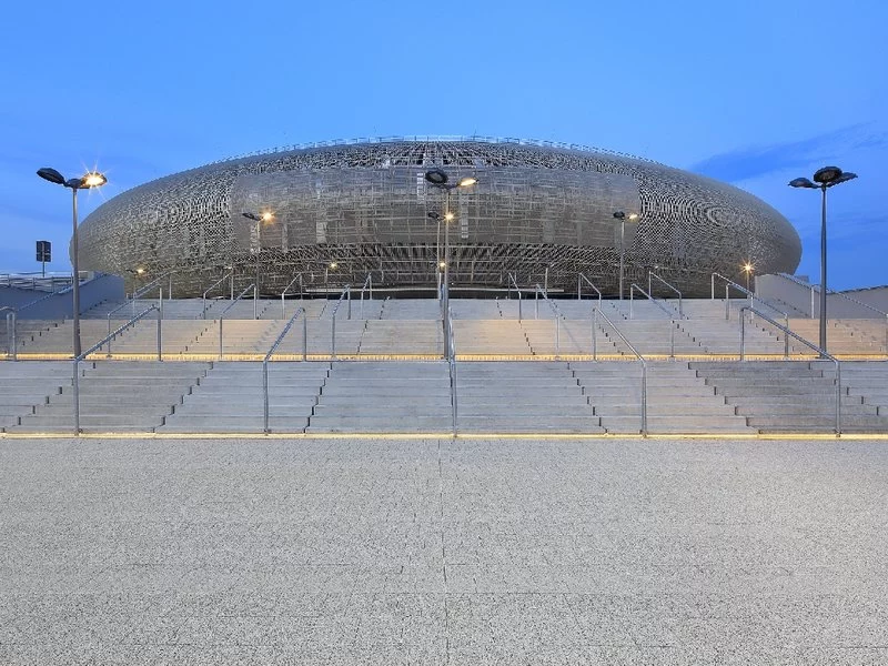 W stronę nowoczesności - brukowana nawierzchnia wokół hali Arena Kraków - zdjęcie