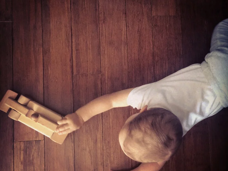 Tupot małych stóp – drewniana podłoga w pokoju dziecięcym - zdjęcie