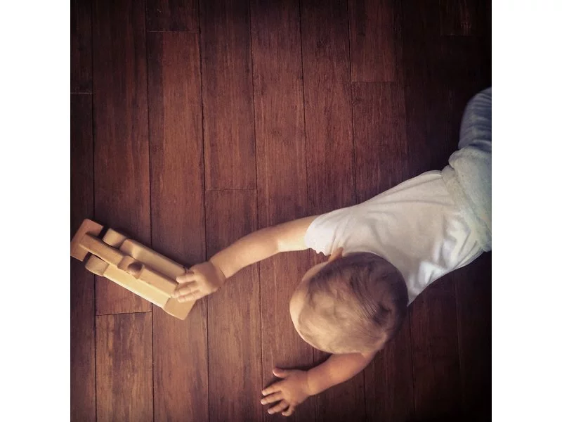Tupot małych stóp &#8211; drewniana podłoga w pokoju dziecięcym zdjęcie
