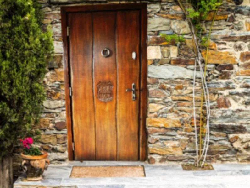 Dębowe drzwi zewnętrzne w stylu country - zdjęcie