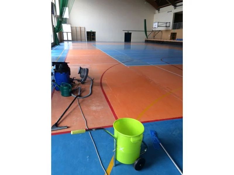 Ekstremalnie długotrwała ochrona &#8211; renowacja podłogi w sali sportowej zdjęcie