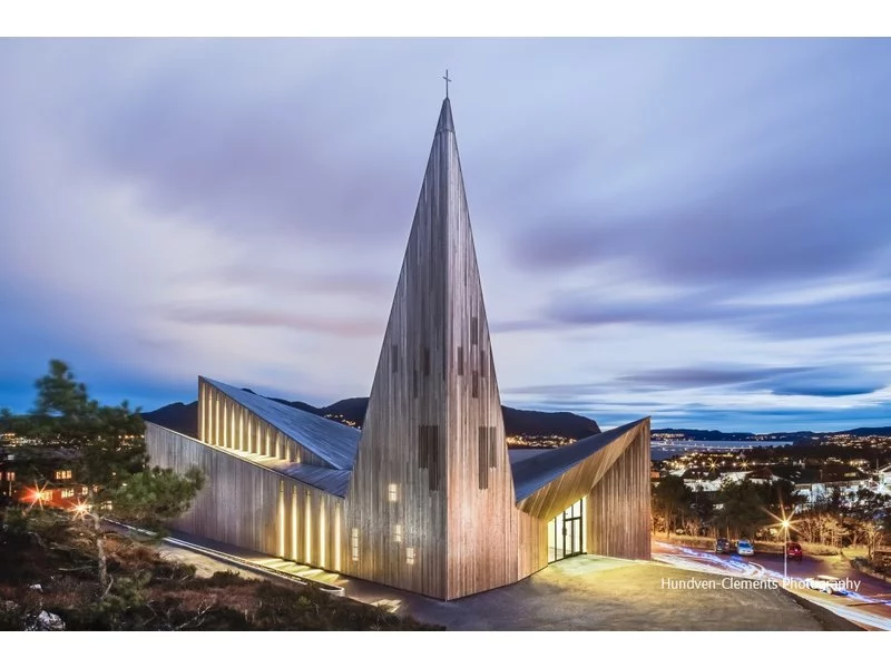 Kościół w Knarvik &#8722; Gwiazda Północy z szybami marki Pilkington zdjęcie