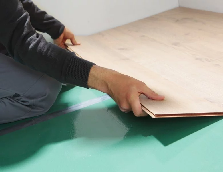 Ekspert radzi: jak układać panele podłogowe, by nie popełnić błędu? - zdjęcie
