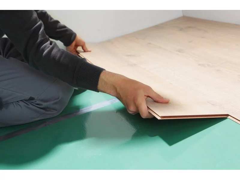 Ekspert radzi: jak układać panele podłogowe, by nie popełnić błędu? zdjęcie