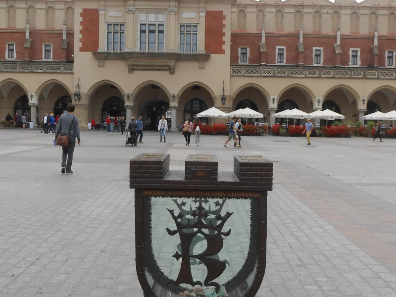 Skarbonka z antywłamaniowym szkłem marki Pilkington ponownie na Rynku w Krakowie - zdjęcie