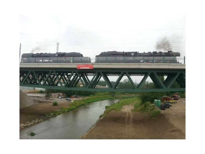 Metrostav z sukcesem przeprowadził próby obciążeniowe mostów kolejowych w Pilźnie zdjęcie