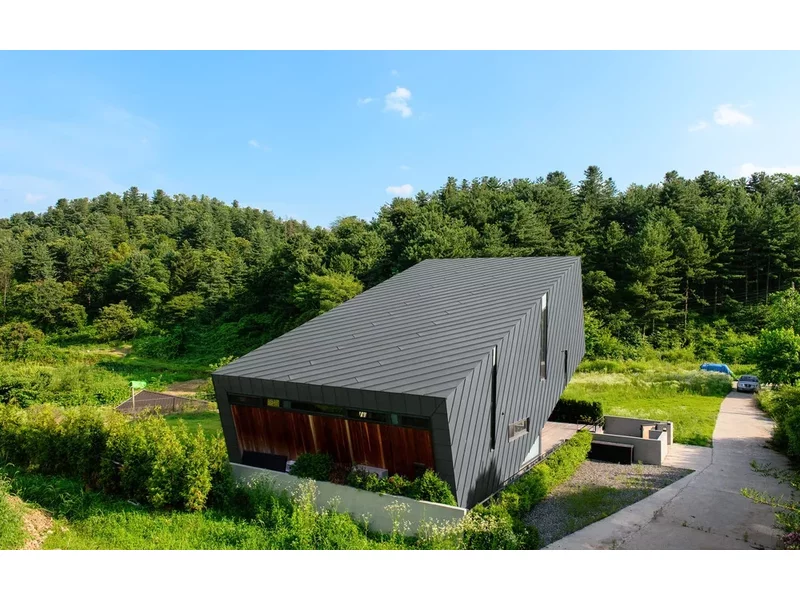 Metalowa elewacja domu jednorodzinnego Suheon-Jung House zdjęcie