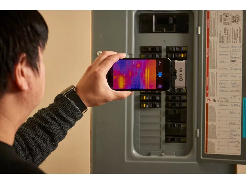 FLIR Systems ogłasza dostępność trzeciej generacji kamer termowizyjnych FLIR ONE do smartfonów i tabletów zdjęcie