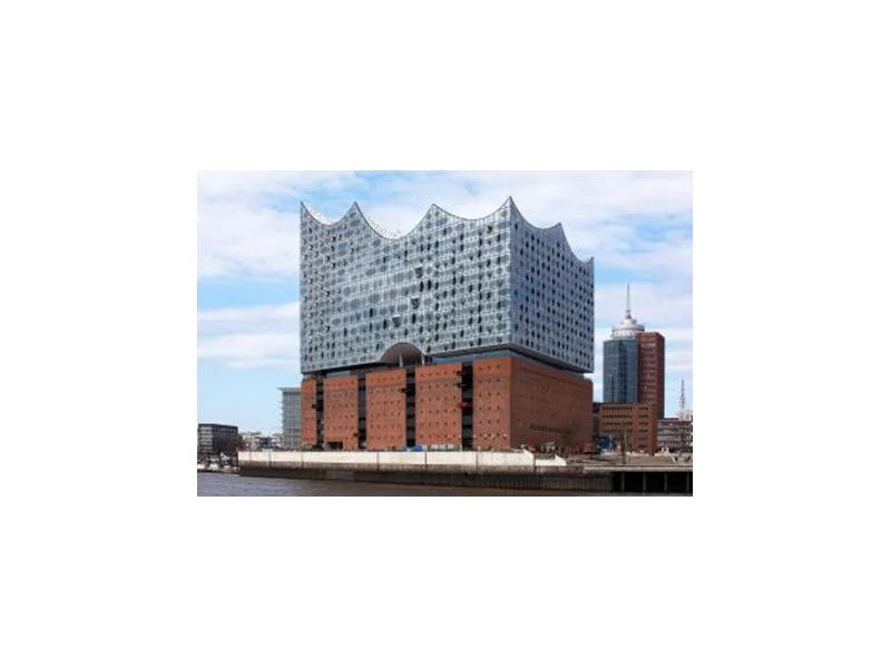 Produkowane przez  Guardian Glass szkło tworzy pofalowaną konstrukcję fasady nowej filharmonii w Hamburgu zdjęcie