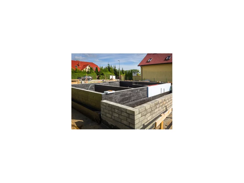 Bitumiczne izolacje fundamentów &#8211; jak dobrać do typu budynku oraz rodzaju gleby? zdjęcie