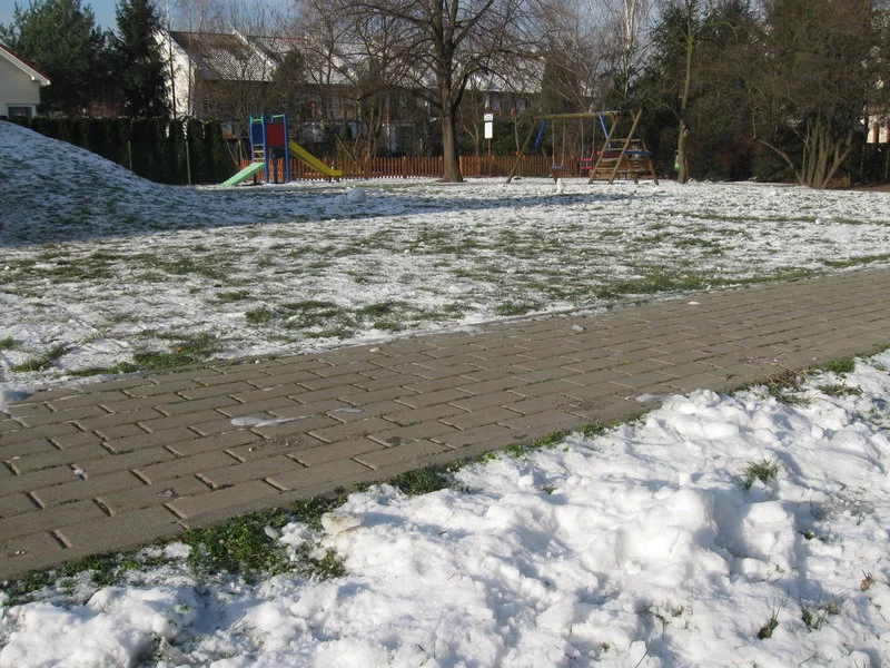 Śnieg i lód na kostce brukowej - zdjęcie