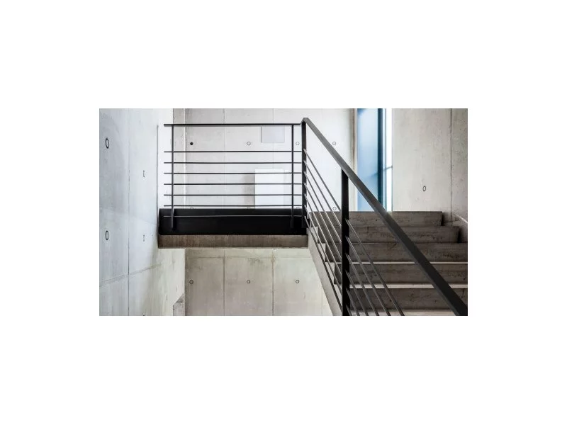Beton architektoniczny we współczesnym budownictwie - konstrukcja schodów z betonu architektonicznego zdjęcie