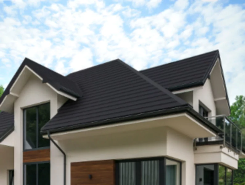 Płaska blachodachówka jako pokrycie dachu domu jednorodzinnego - zdjęcie